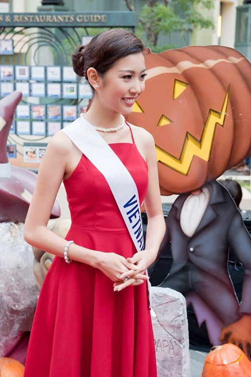Với vốn ngoại ngữ tốt cùng kinh nghiệm làm MC song ngữ, Thúy Vân luôn tự tin trong giao tiếp.